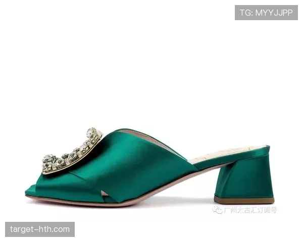 郑赛赛一比赛结束就变派对女主，球鞋一换高跟，手上那个包让我想问店名